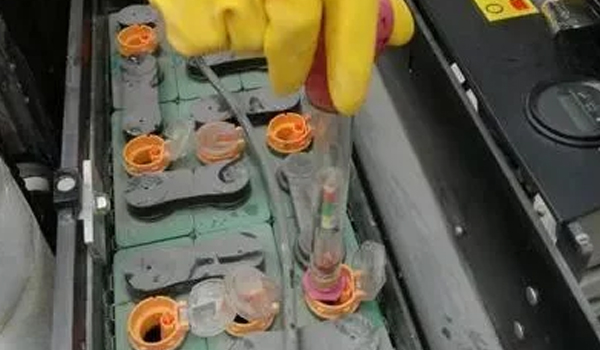 90%的人竟然不知路，叉车蓄电池要加水？